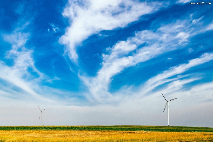 田野上空的蓝天白云图片大全
