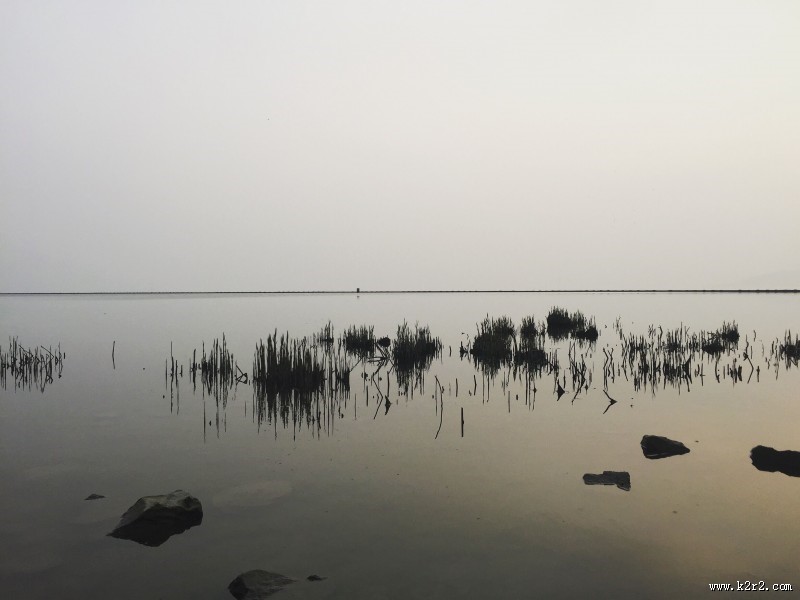 清澈的湖泊的图片