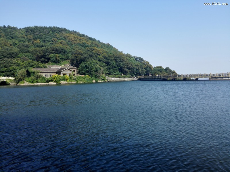 清澈的湖泊的图片