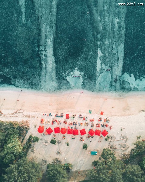 海浪拍打海滩俯视图图片