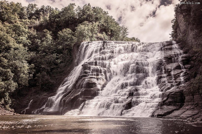 美丽壮观的瀑布图片