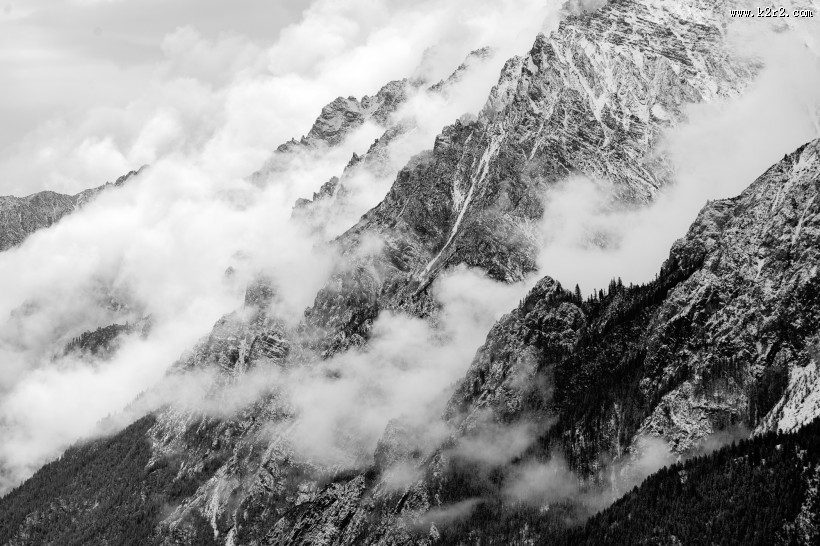 壮观的山峰图片大全