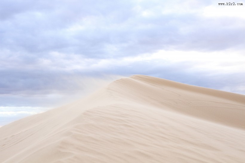 荒芜的沙漠风光图片