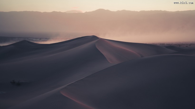 荒芜的沙漠风光图片