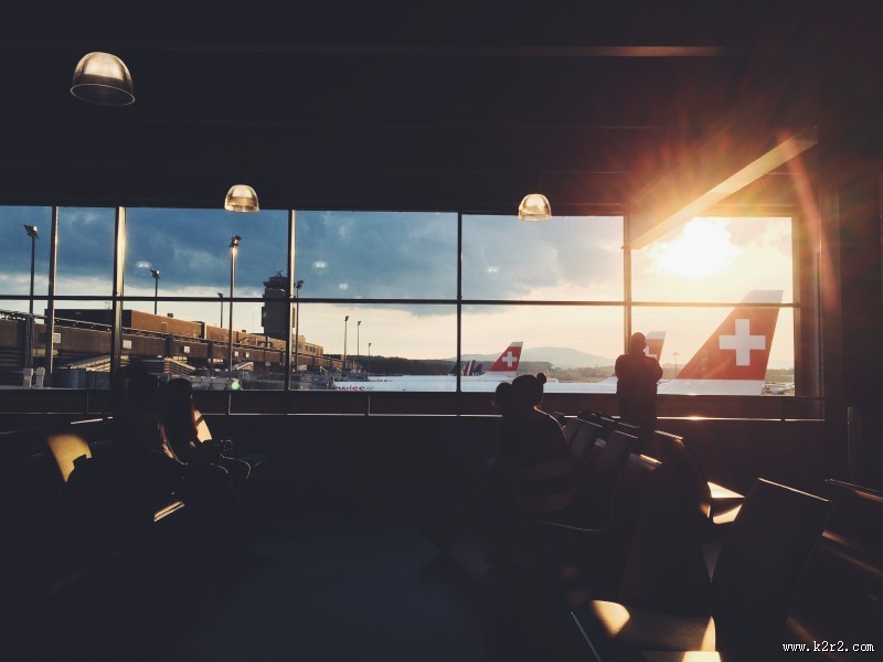 阳光照耀在房子的图片