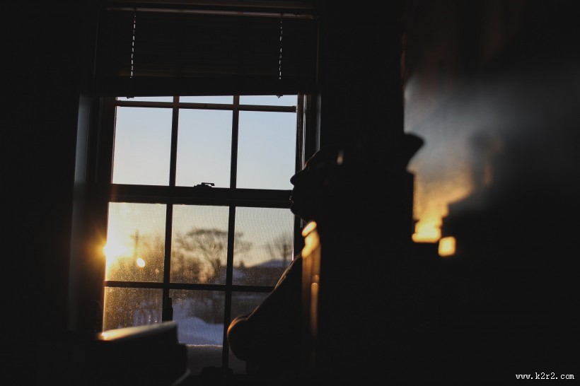 阳光照耀在房子的图片