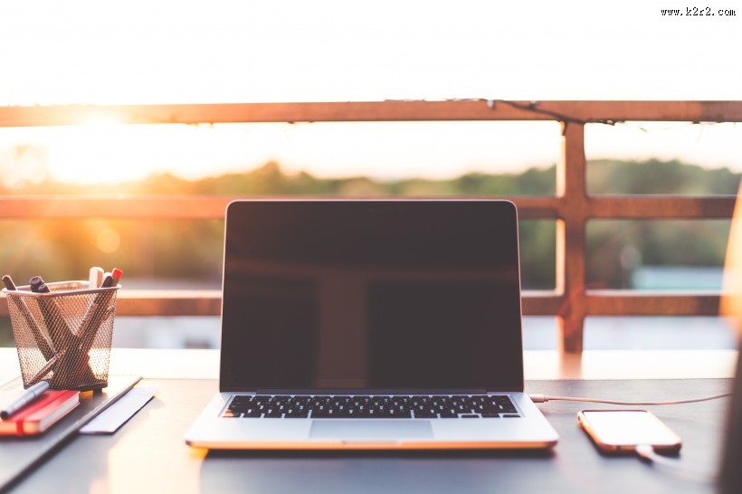 阳光照耀在房子的图片