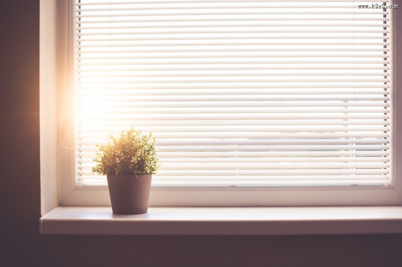 阳光照耀在房子的图片