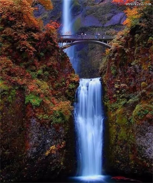 山涧的小瀑布图片