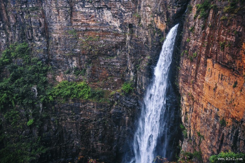 山涧的小瀑布图片