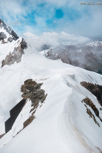 壮观的雪山美景图片