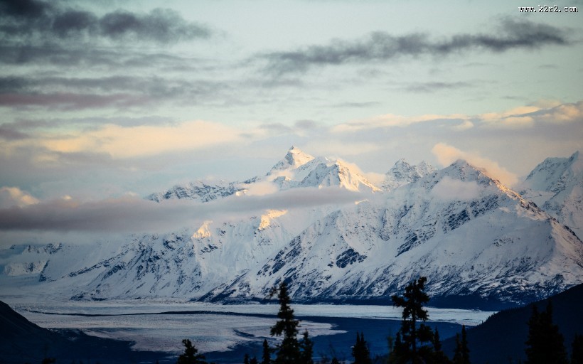 壮观的雪山美景图片