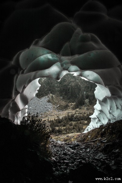 自然形成的山洞图片