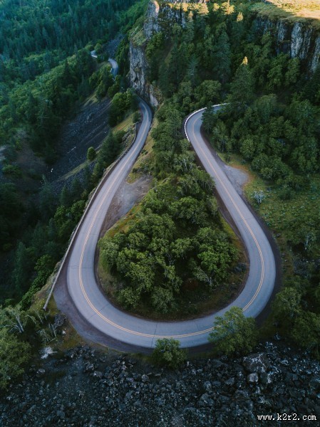 弯曲盘旋的山路图片