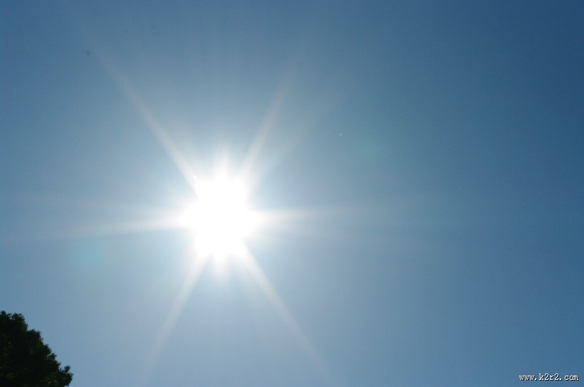 耀眼的太阳光图片