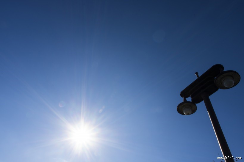 耀眼的太阳光图片