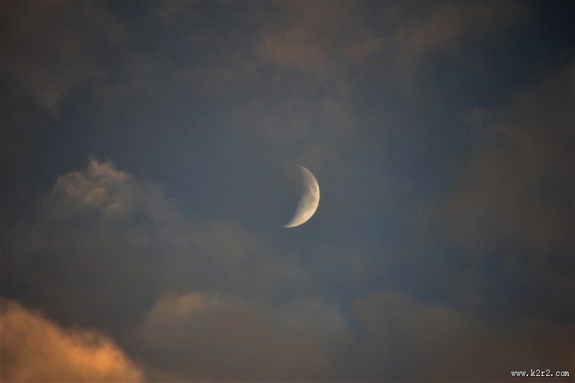 夜空中唯美的月亮图片