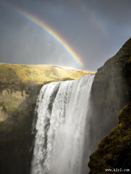 瀑布下的彩虹图片