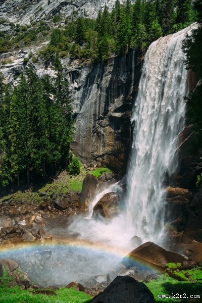 瀑布下的彩虹图片
