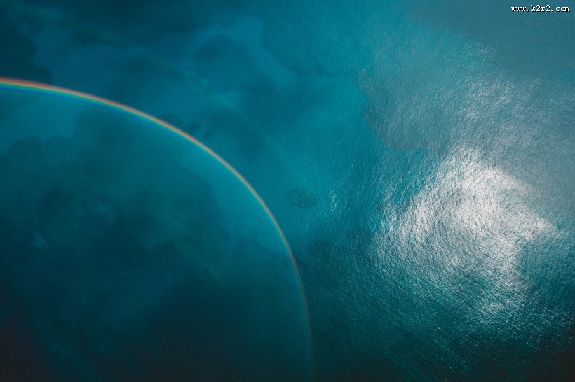 泛着波纹的平静海面图片