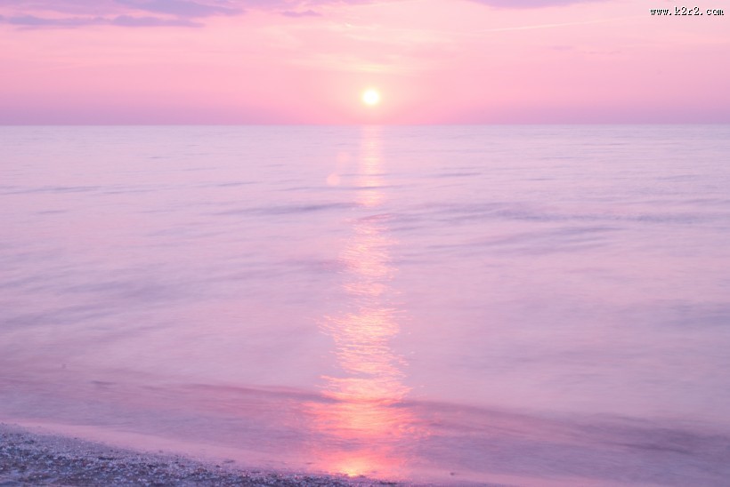 泛着波纹的平静海面图片