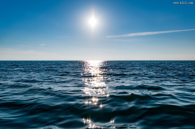 蔚蓝的海面图片