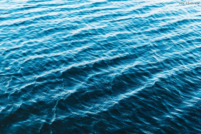 蔚蓝的海面图片