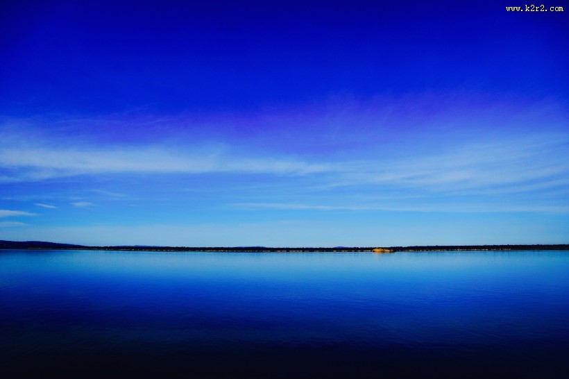 平静的水面图片