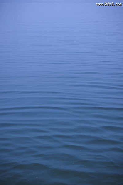 平静的水面图片