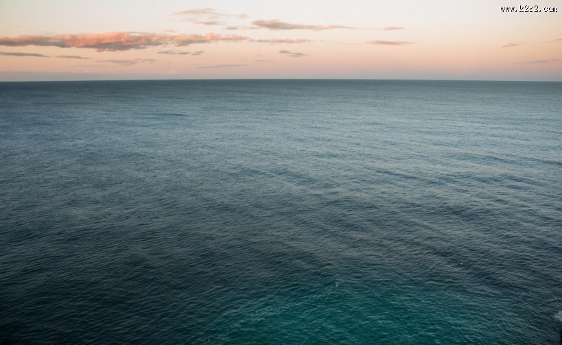 平静的水面图片