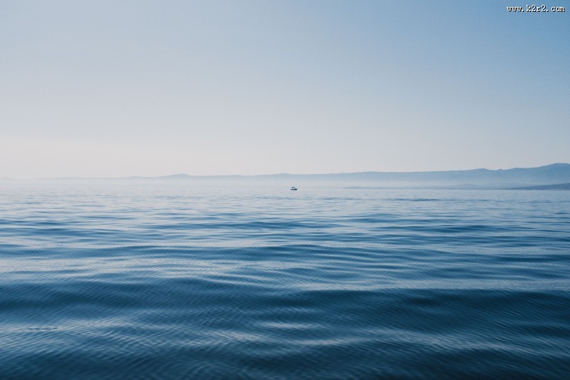 平静的水面图片