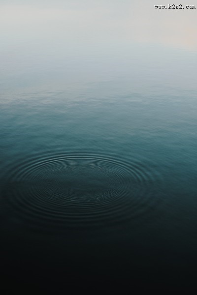 平静的水面图片