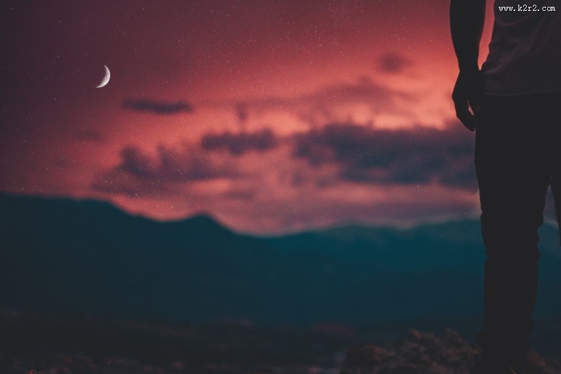 一轮弯弯的月亮图片