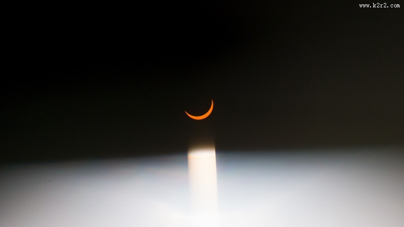 一轮弯弯的月亮图片