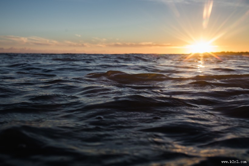 海面上的日出风景图片