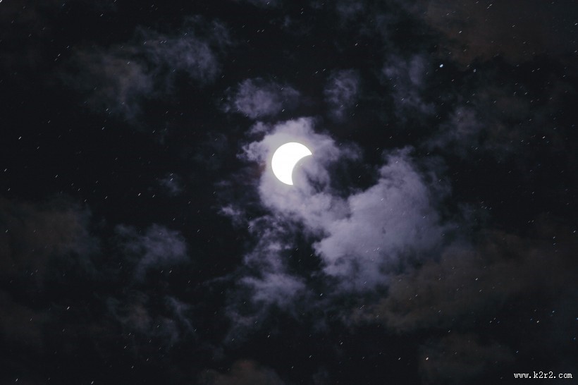 夜晚弯弯的月亮图片