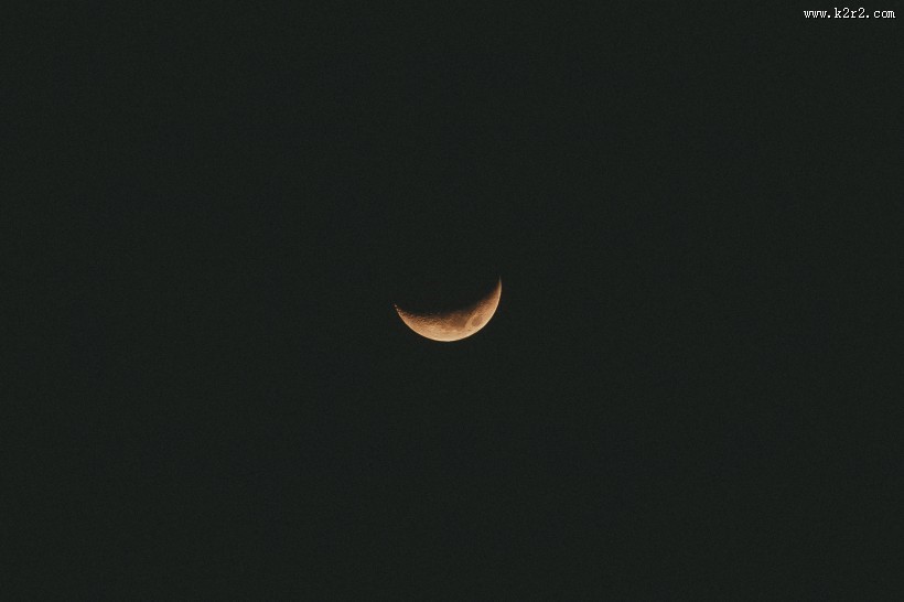 夜晚弯弯的月亮图片