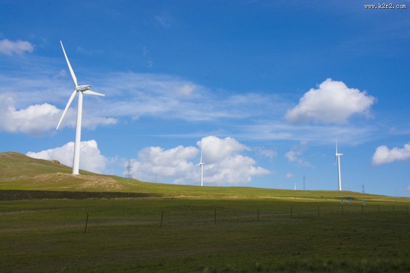 唯美的草原蓝色天空图片