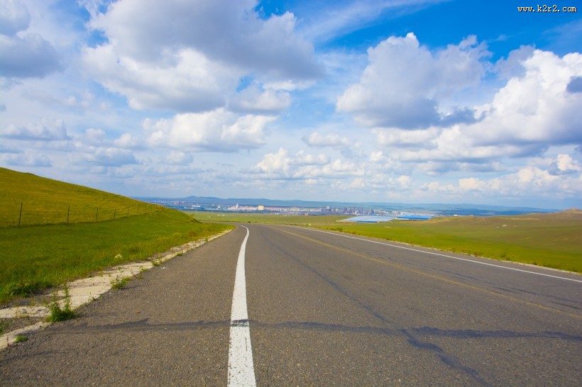 唯美的草原蓝色天空图片