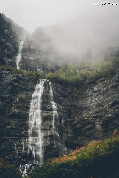 山涧小瀑布图片