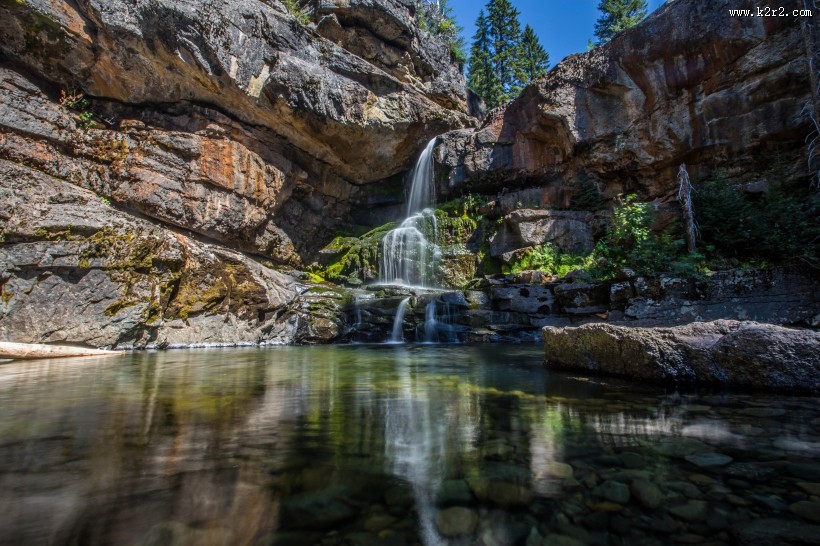 山涧小瀑布图片