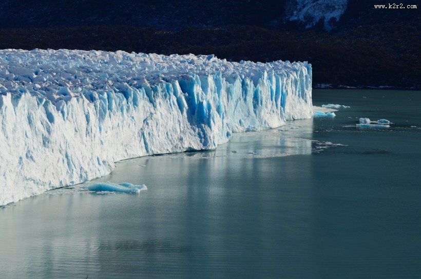 水面的冰川图片