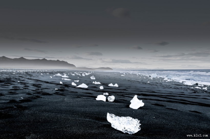 水面的冰川图片