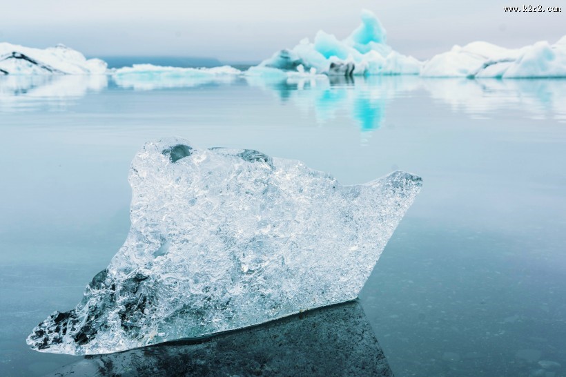 水面的冰川图片