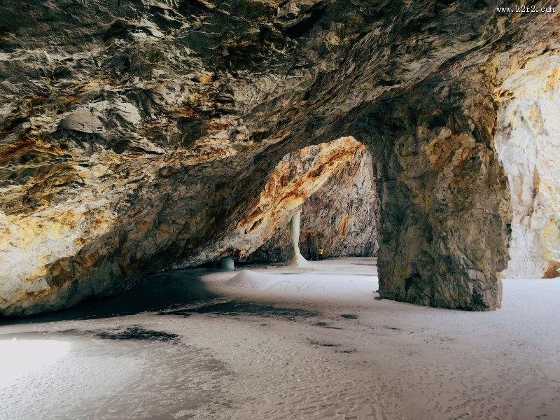 天然形成的山洞图片