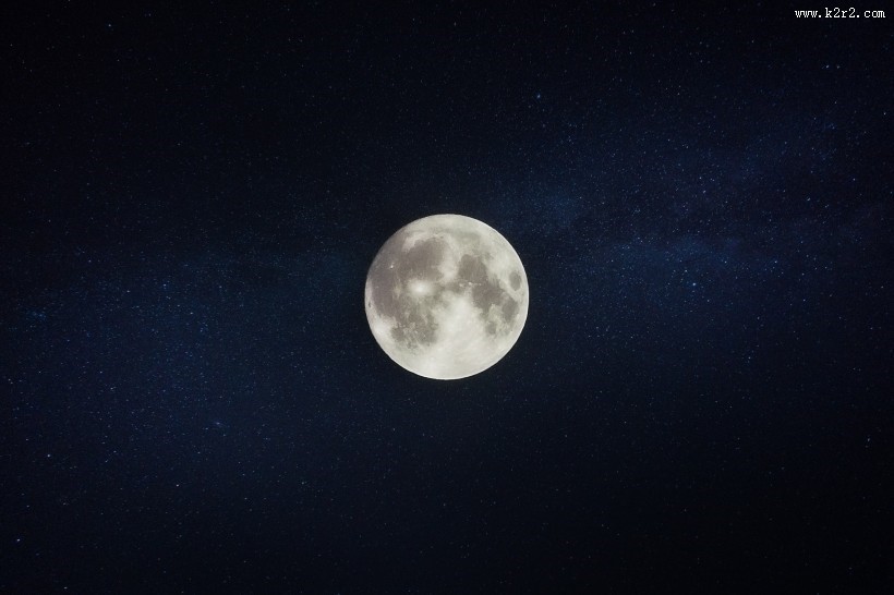 皎洁的月亮图片