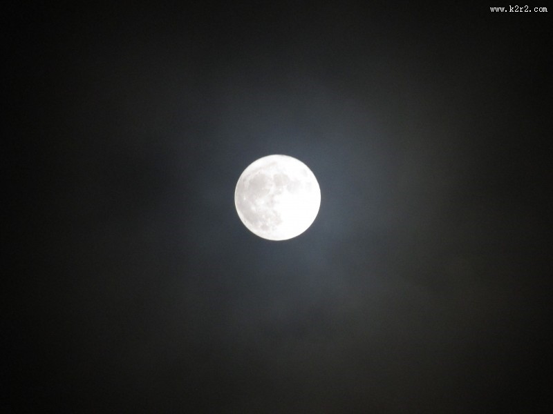 皎洁的月亮图片