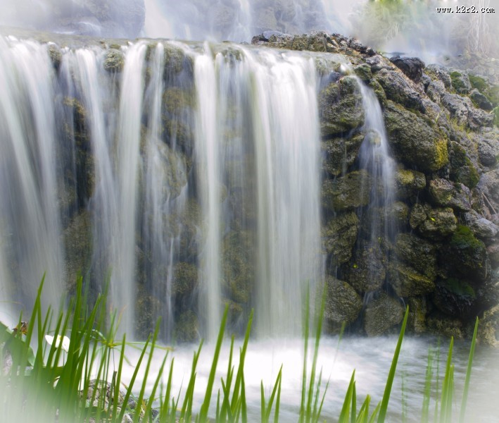 气势磅礴的瀑布图片