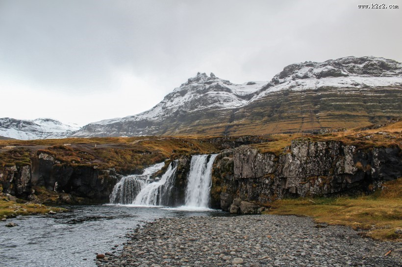 流淌的河流图片