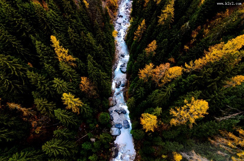 流淌的河流图片